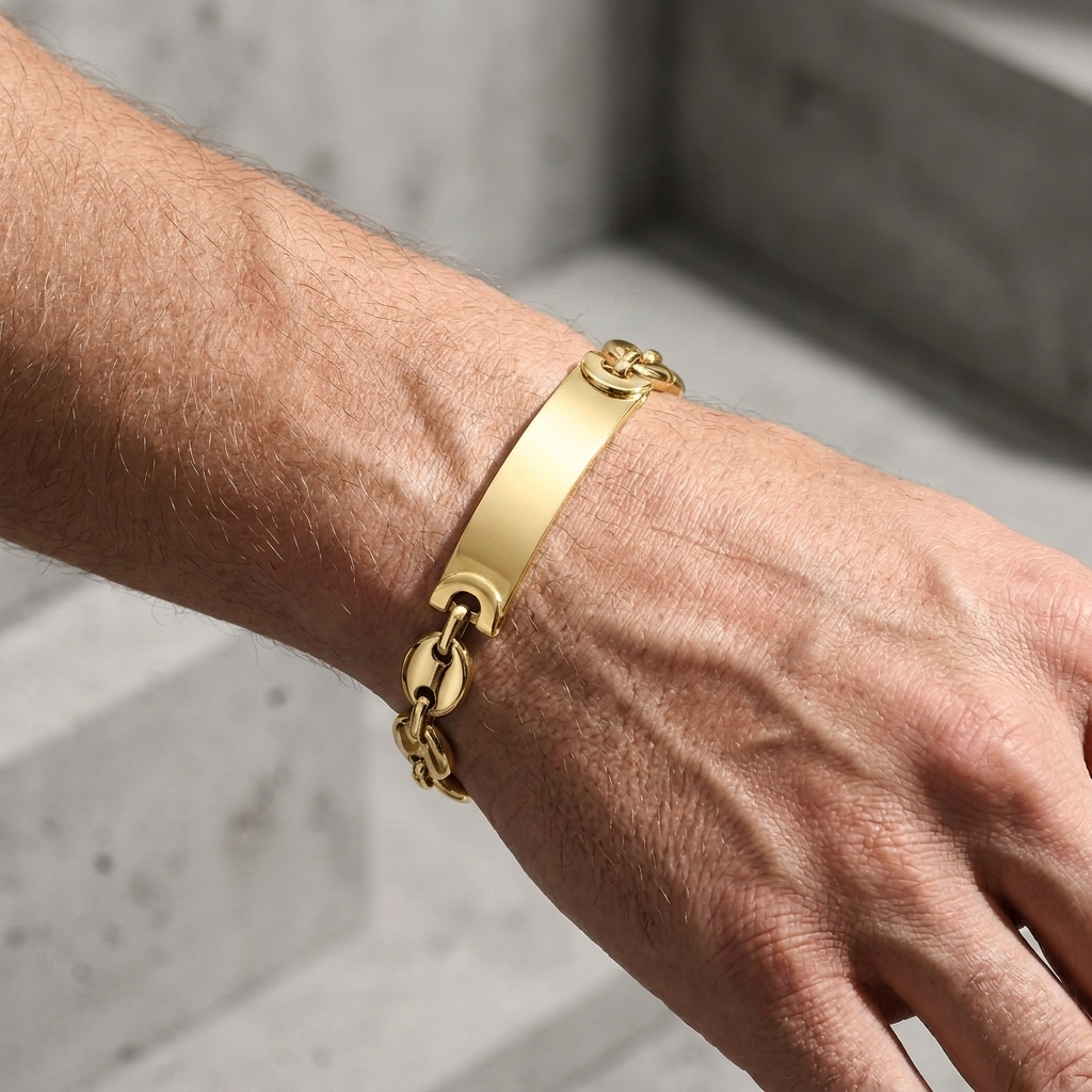 Finition dorée du bracelet graine de café portée au poignet