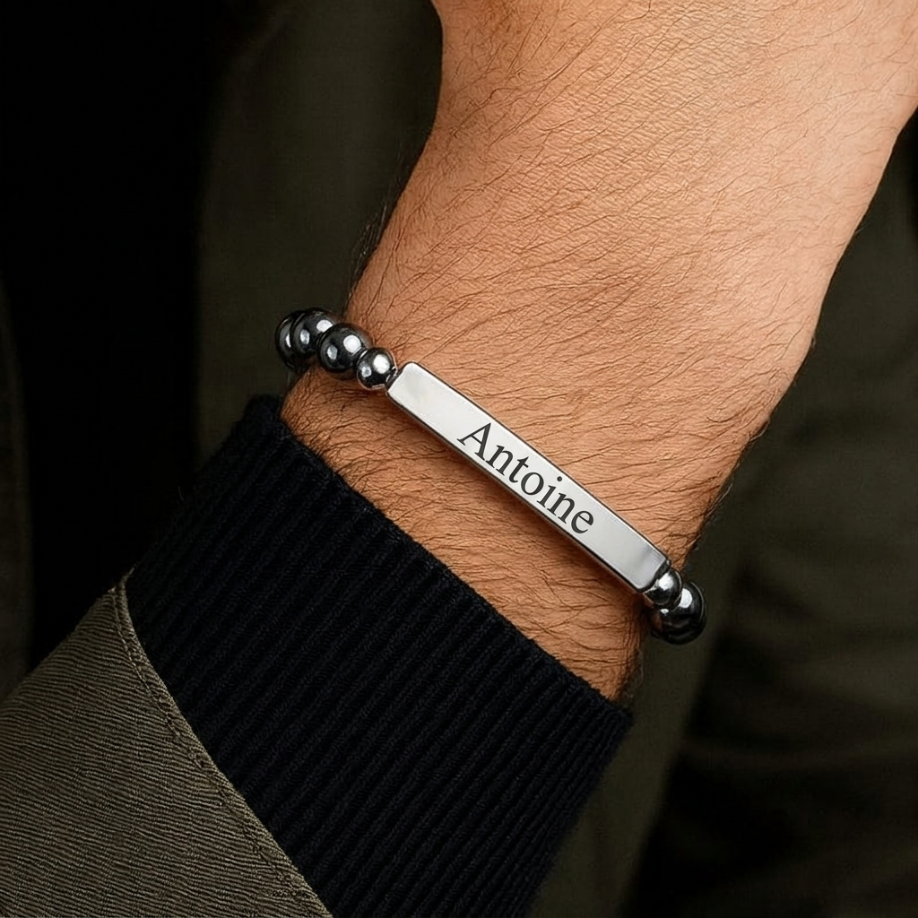 Bracelet hématite homme porté au poignet, barrette acier gravée