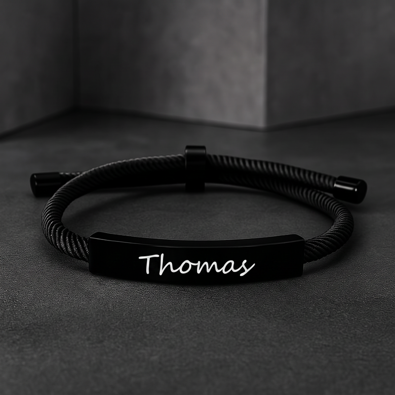 Bracelet homme à graver, cordon noir et barrette noire gravée d'un prénom