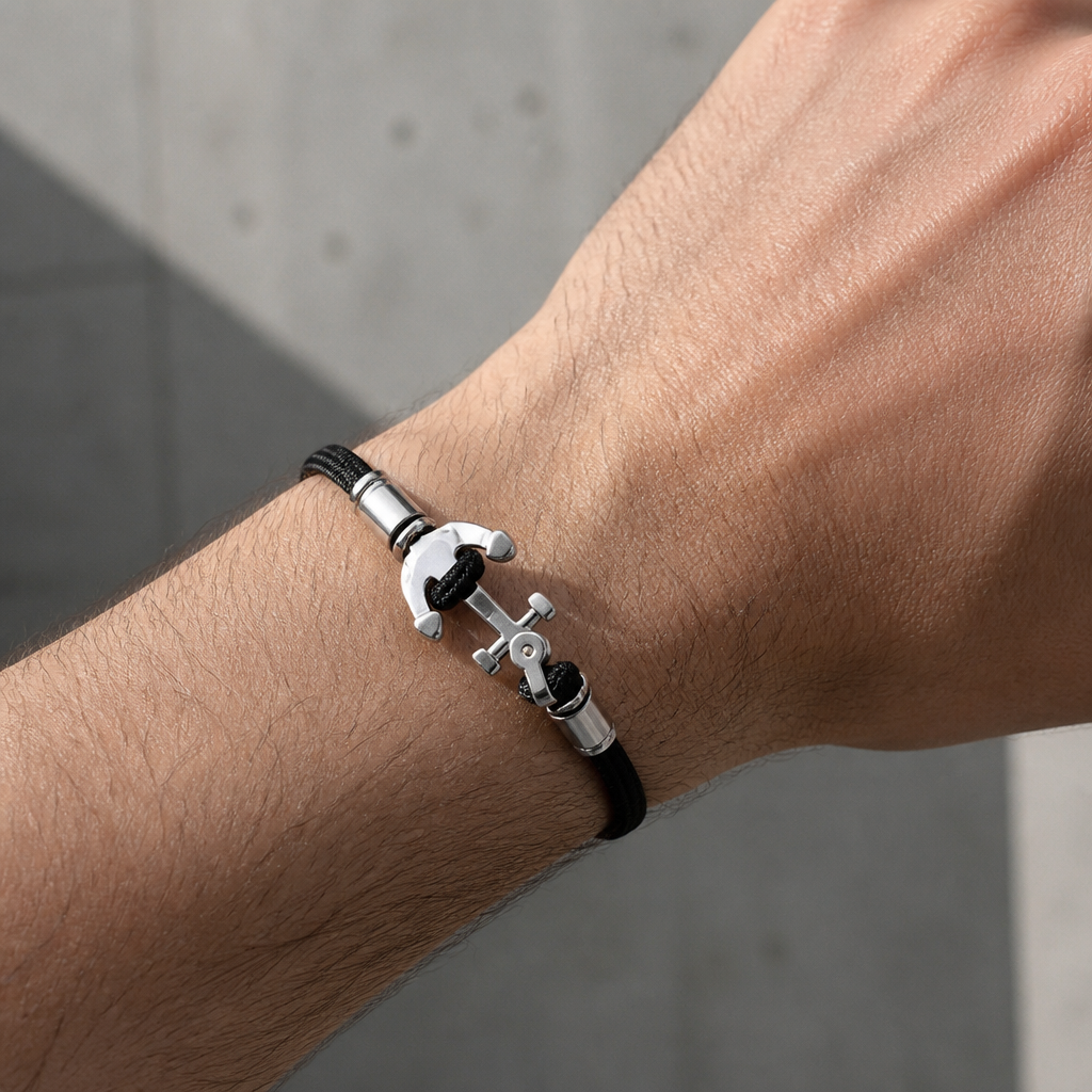 Bracelet homme ancre bateau noir porté au poignet