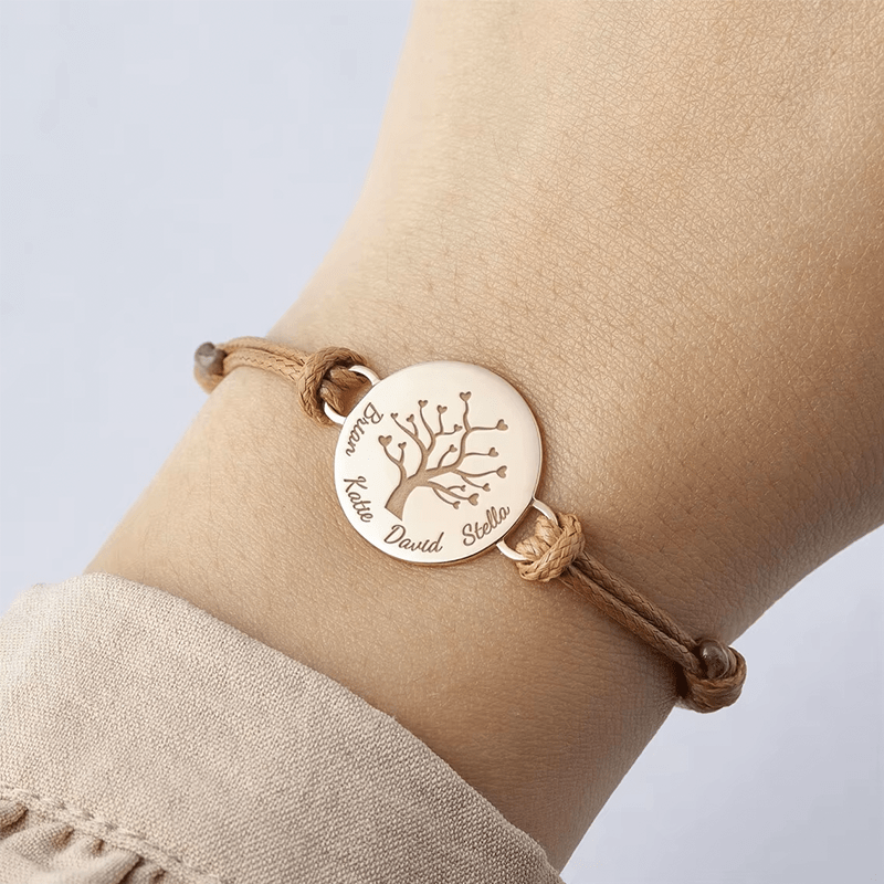 Bracelet homme arbre de vie au poignet, médaillon or rose et prénoms gravés