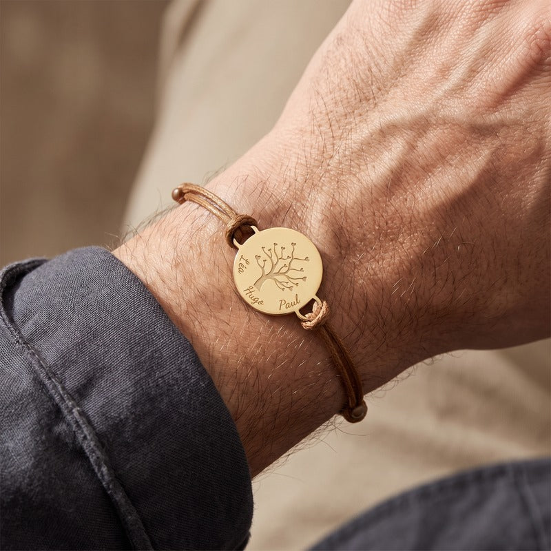 Bracelet homme arbre de vie porté au poignet, médaillon doré gravé de prénoms