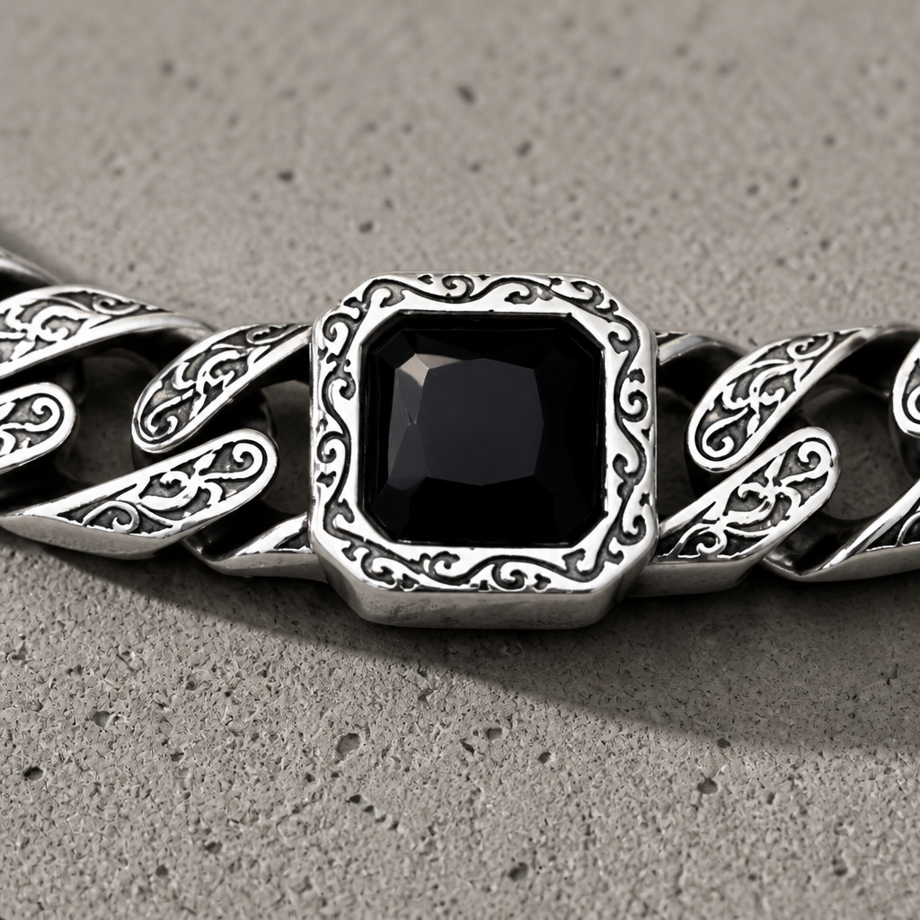 Macro du serti carré et des volutes gravées d'un bracelet homme en argent 925
