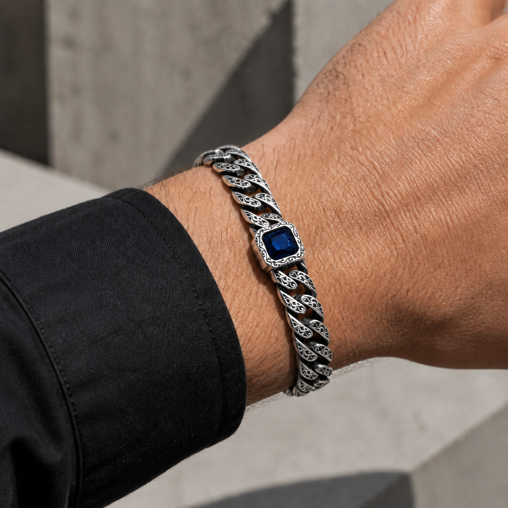 Bracelet homme argent 925 à pierre bleue porté au poignet d'un homme