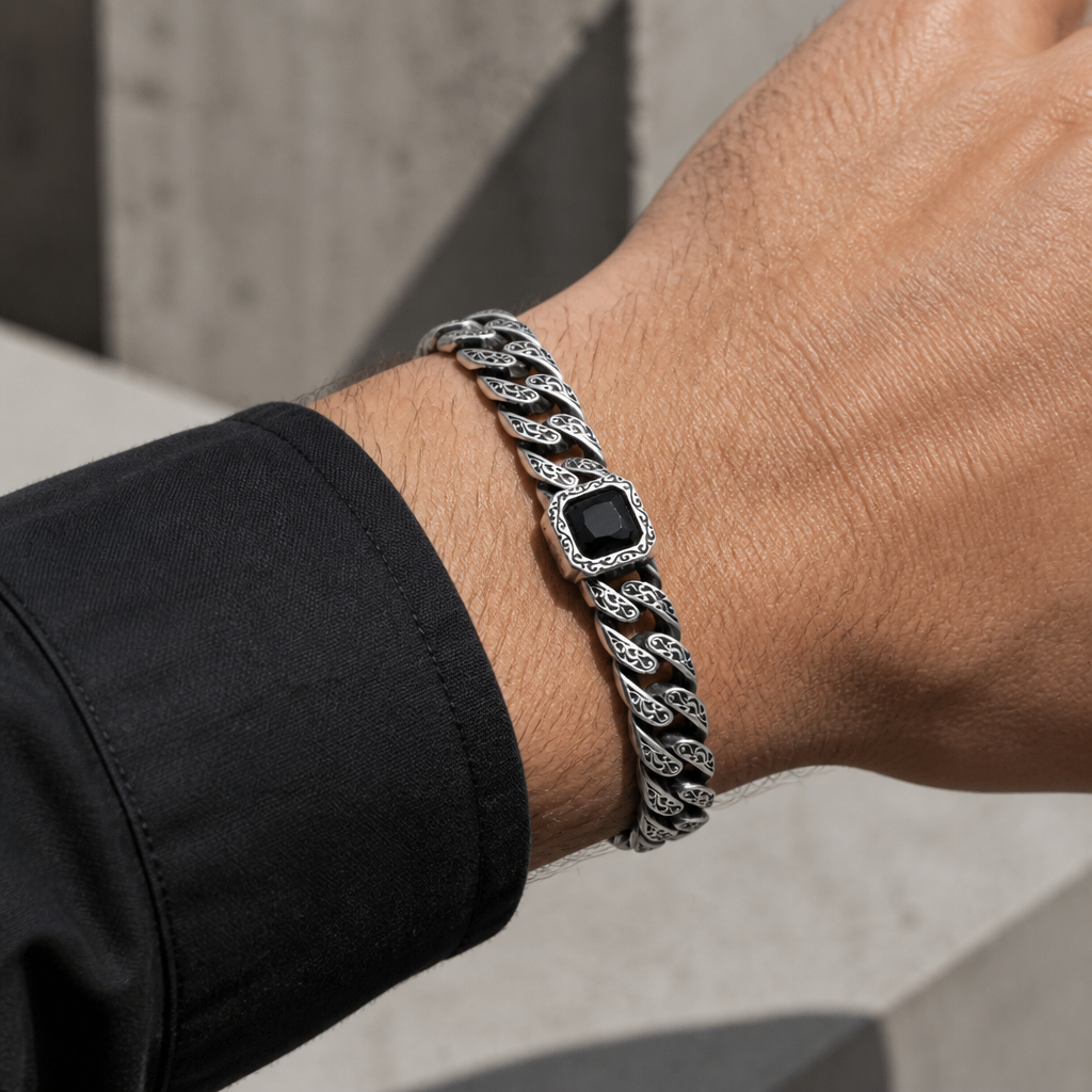 Bracelet homme argent 925 à pierre noire porté au poignet d'un homme