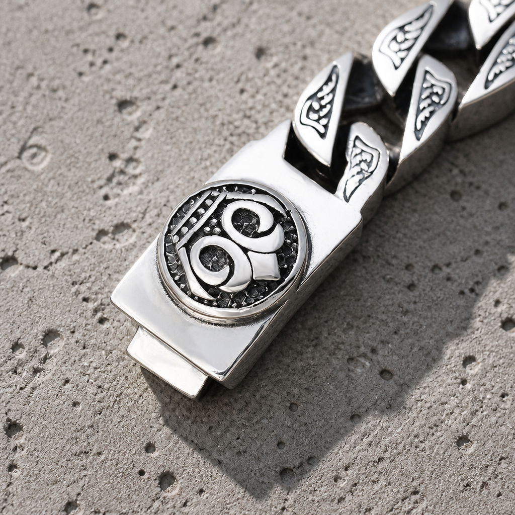 Macro du médaillon rond gravé sur le fermoir d'un bracelet homme en argent