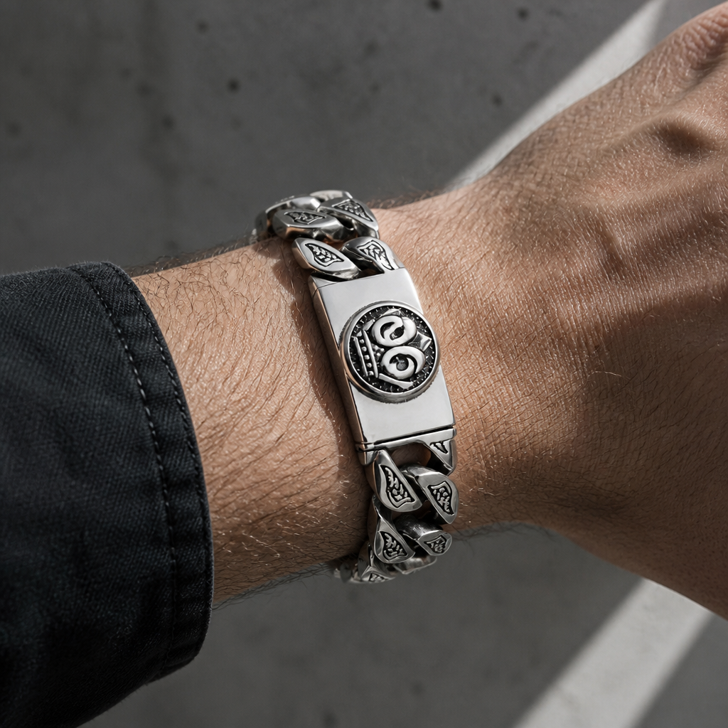Bracelet homme argent luxe à maille large porté au poignet d'un homme