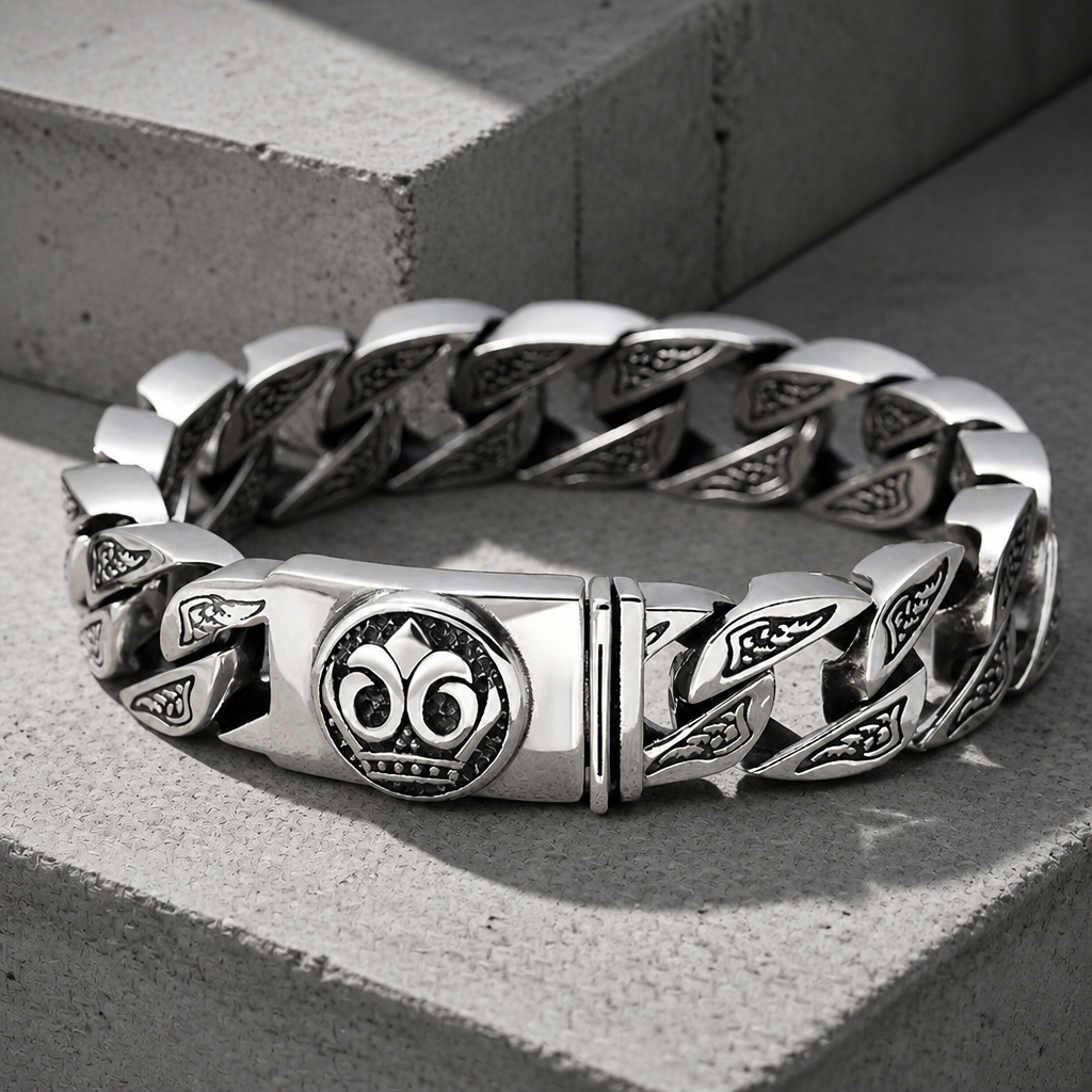 Bracelet homme en argent luxe, maille large gravée et fermoir à médaillon rond
