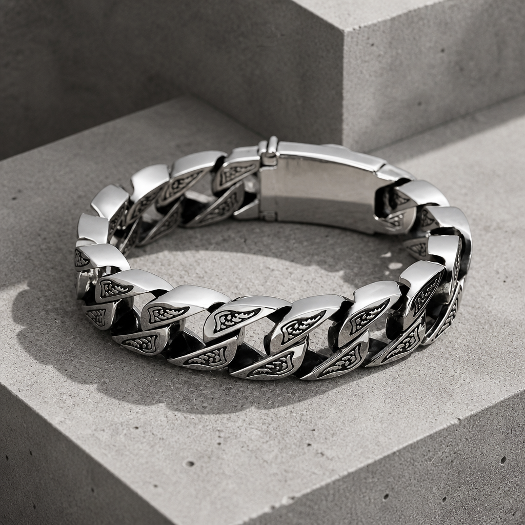 Bracelet homme argent luxe vu de dessus, maille large aux creux noircis