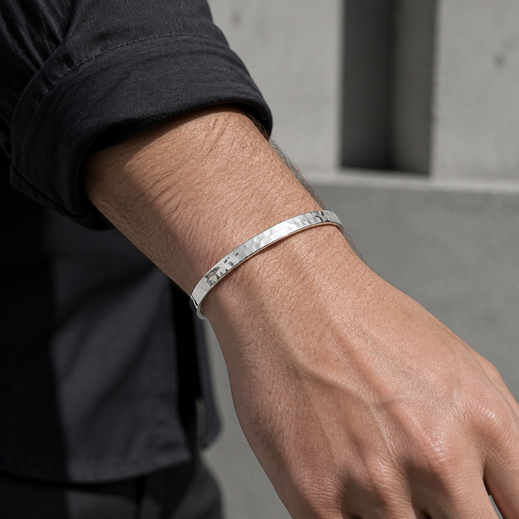 Bracelet jonc martelé argent porté au poignet d'un homme