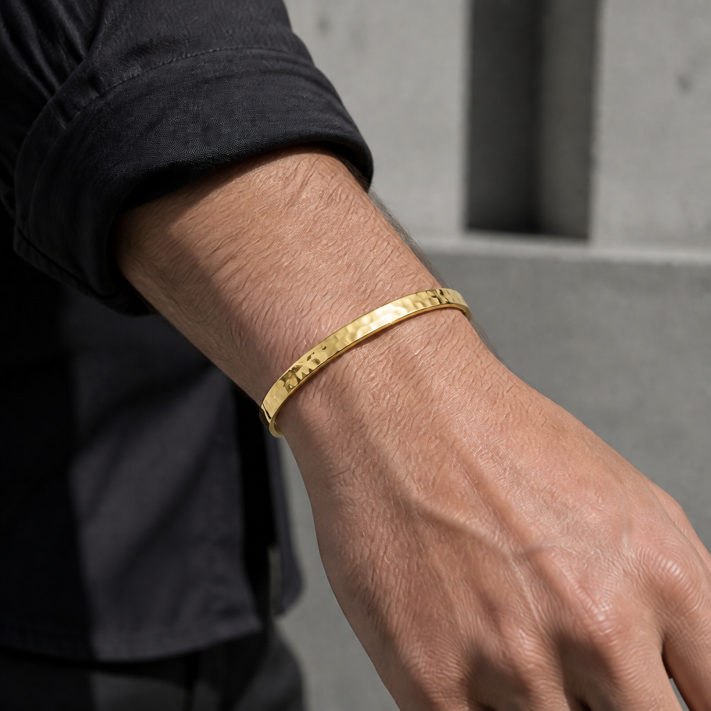 Bracelet jonc martelé or porté au poignet d'un homme