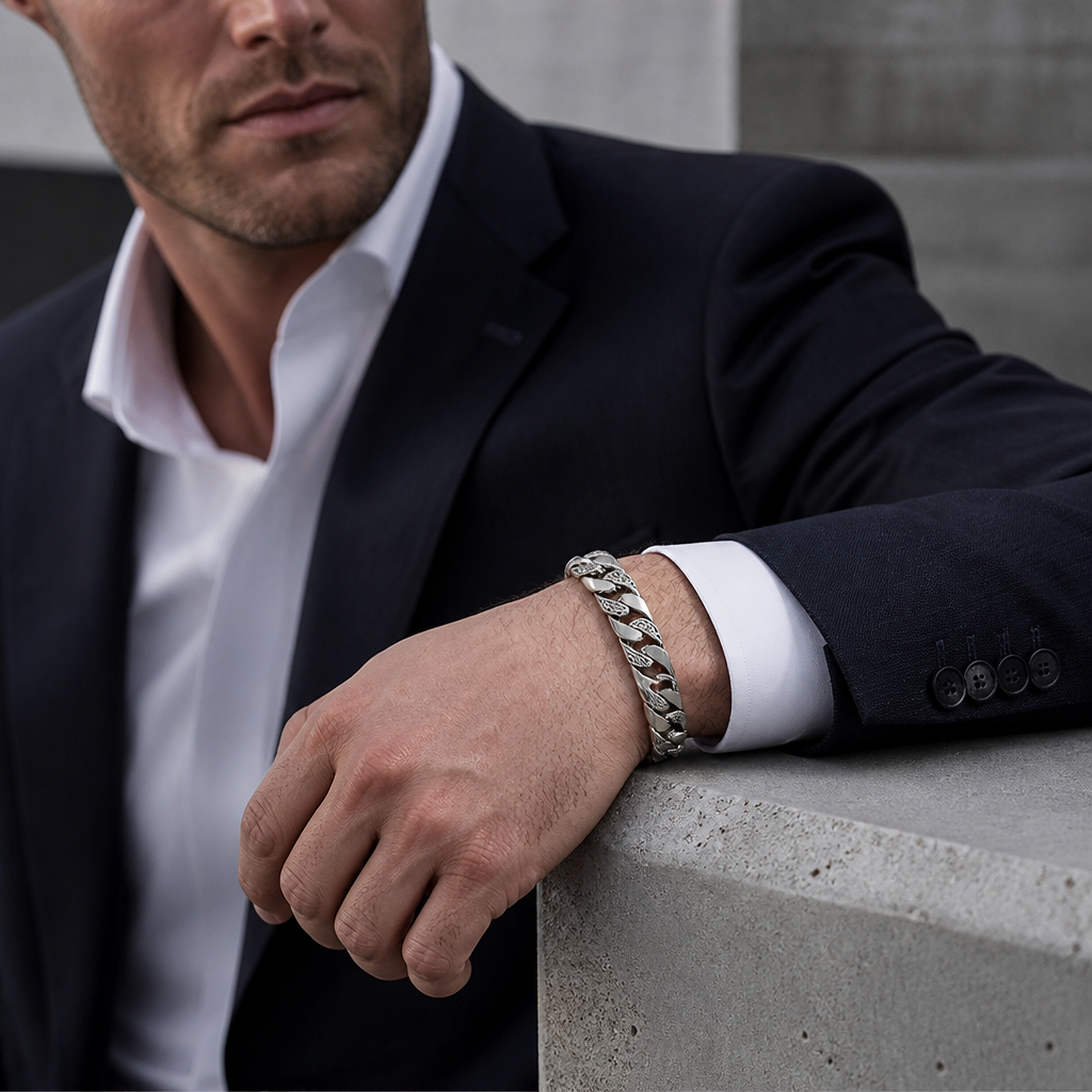 Homme en costume portant le bracelet en argent massif à grosse maille