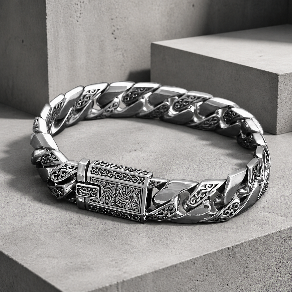 Bracelet homme en argent massif à grosse maille, motif gravé, sur fond béton