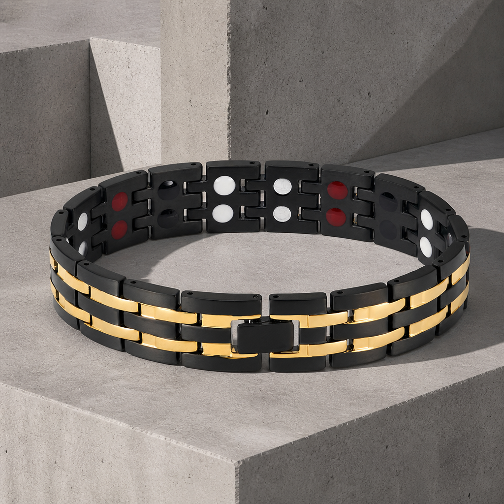 Bracelet acier noir et or vu de trois quarts, fermoir papillon