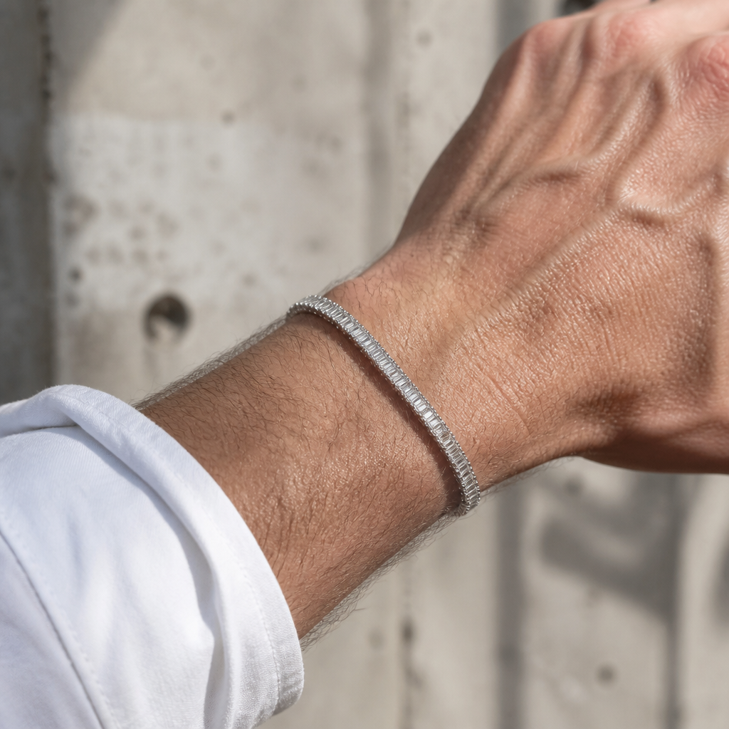 Bracelet homme chic porté au poignet sous une manchette de chemise blanche