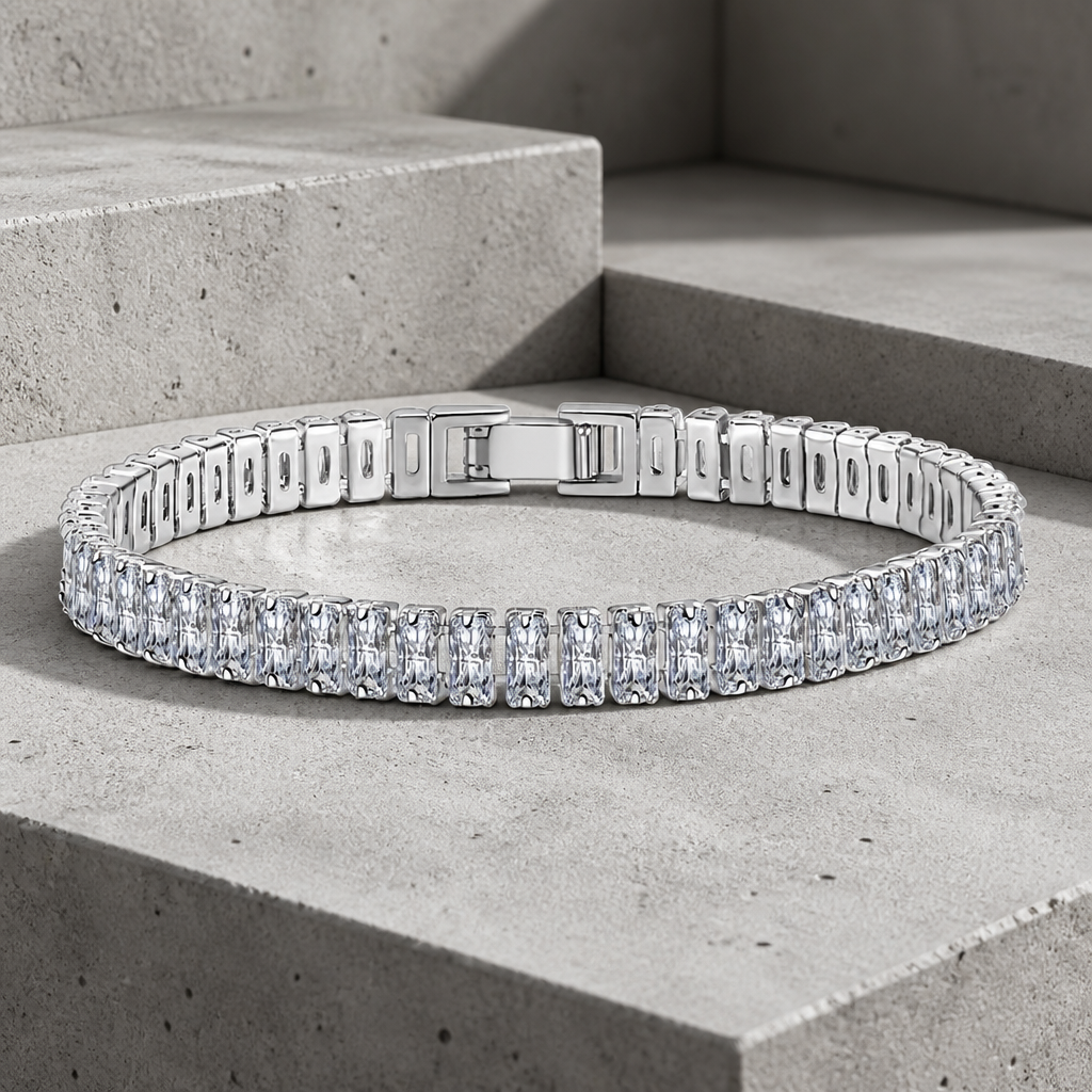 Bracelet homme chic à rangée de pierres rectangulaires effet diamant, finition argentée, sur du béton