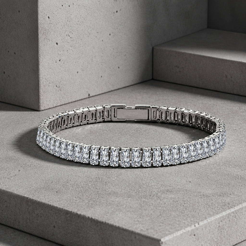 Bracelet argenté vu de trois quarts, rangée continue de pierres claires serties