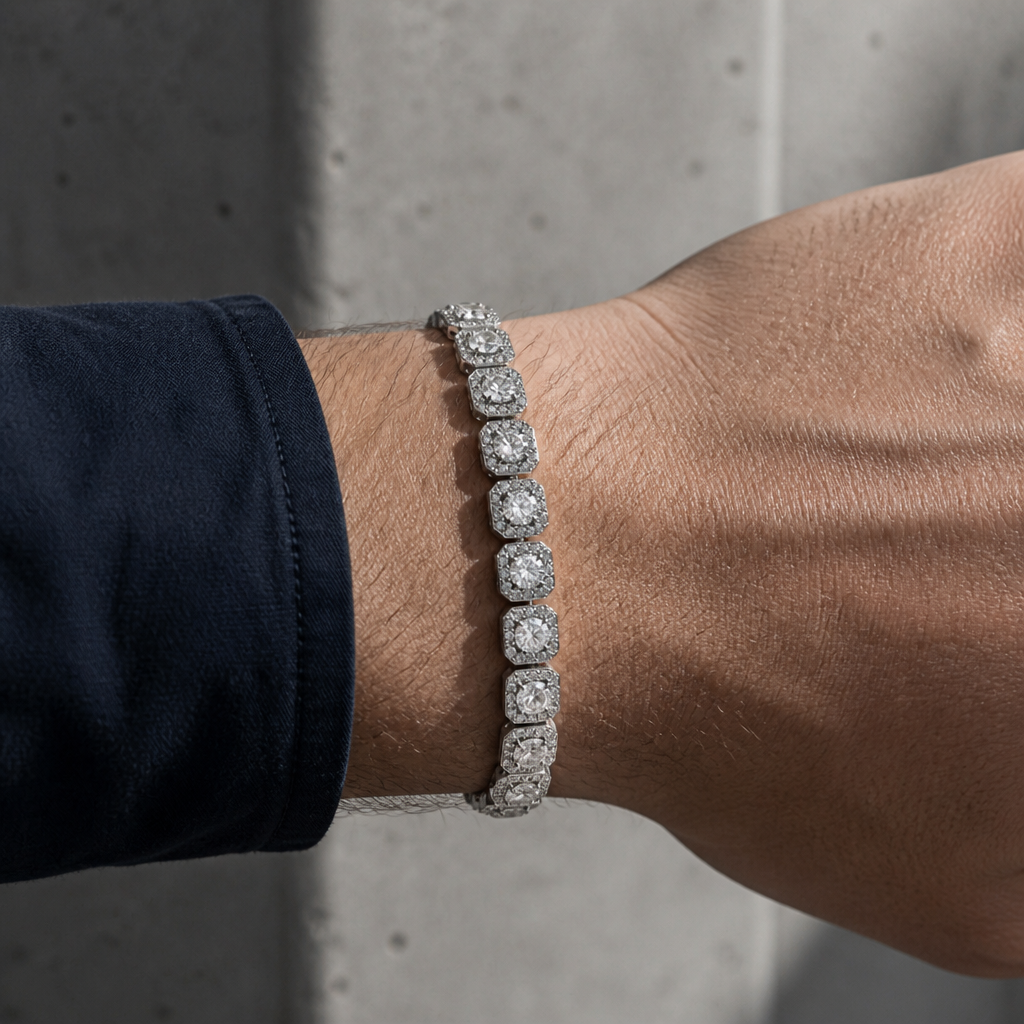 Bracelet argenté à maillons carrés porté au poignet d'un homme