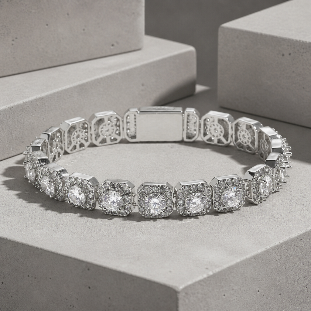 Bracelet homme classe à maillons carrés sertis, finition argentée, sur du béton