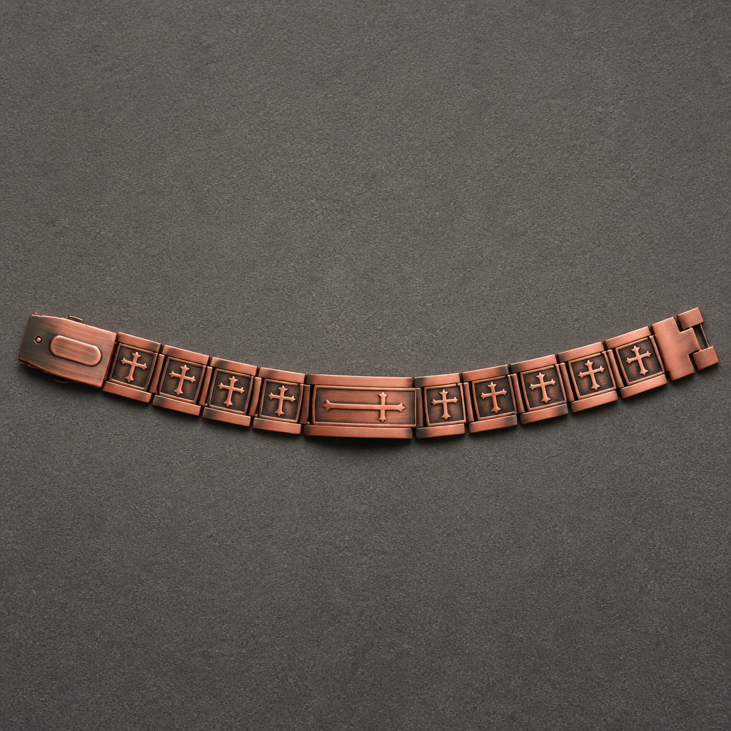 Bracelet homme croix en cuivre antique posé à plat, maillons gravés de croix latines et fermoir déployant