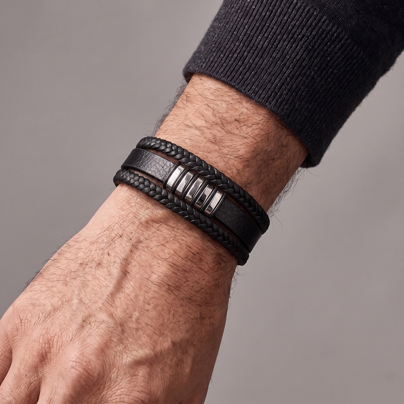Bracelet homme cuir luxe tout argent poli porté au poignet, cuir véritable multirang