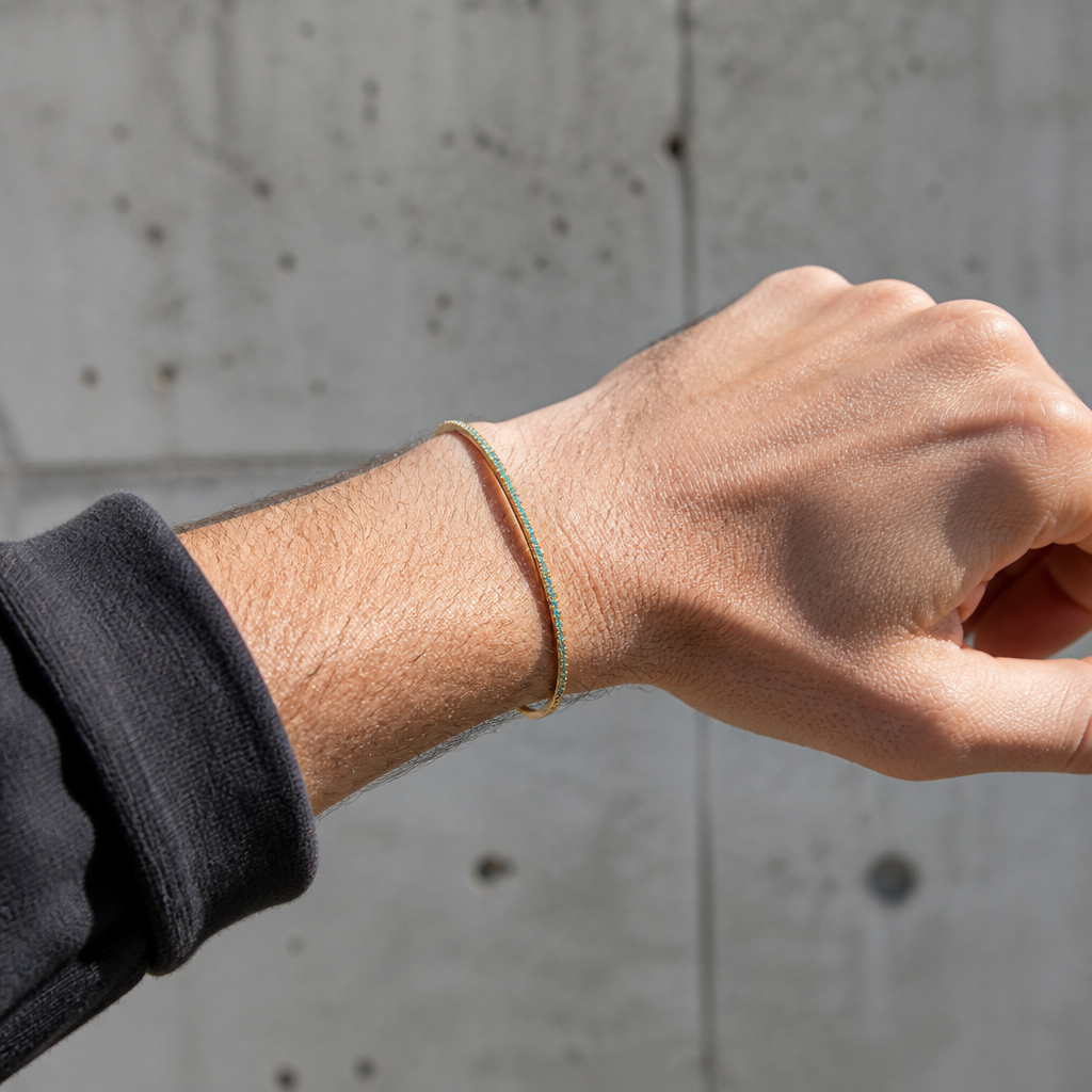 Bracelet homme discret porté au poignet, rang bleu tourné vers l'extérieur