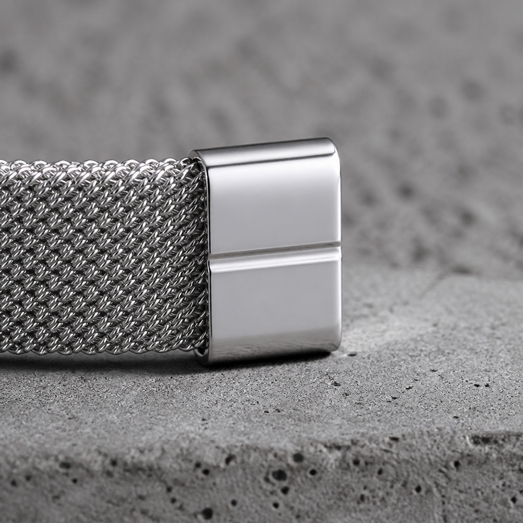 Détail d'un embout poli du bracelet jonc en maille