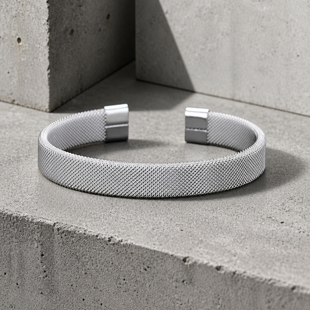 Bracelet maille milanaise argentée vu de trois quarts
