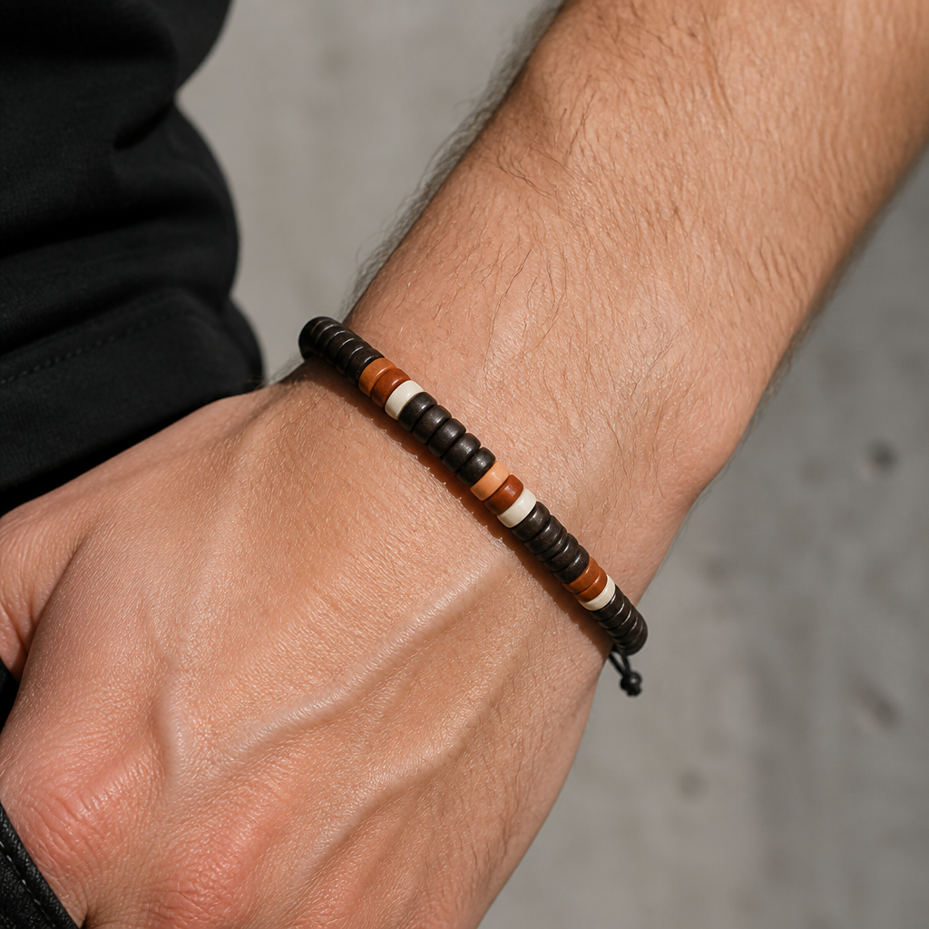 Bracelet ethnique en perles de bois et pierre porté au poignet d'un homme