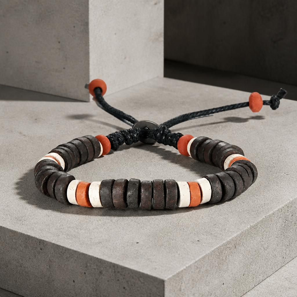 Bracelet ethnique homme perles de bois et pierre, vue de trois quarts