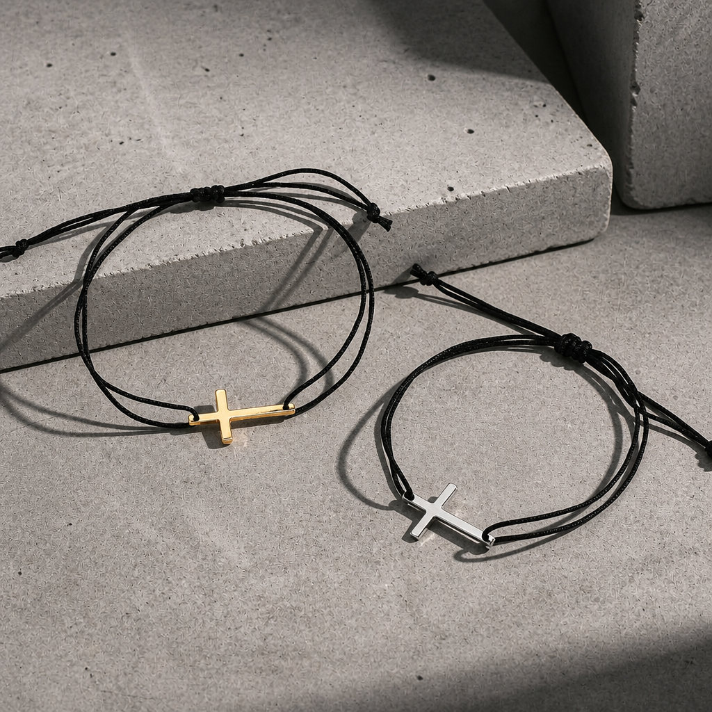 Les deux bracelets à croix posés sur des blocs de béton
