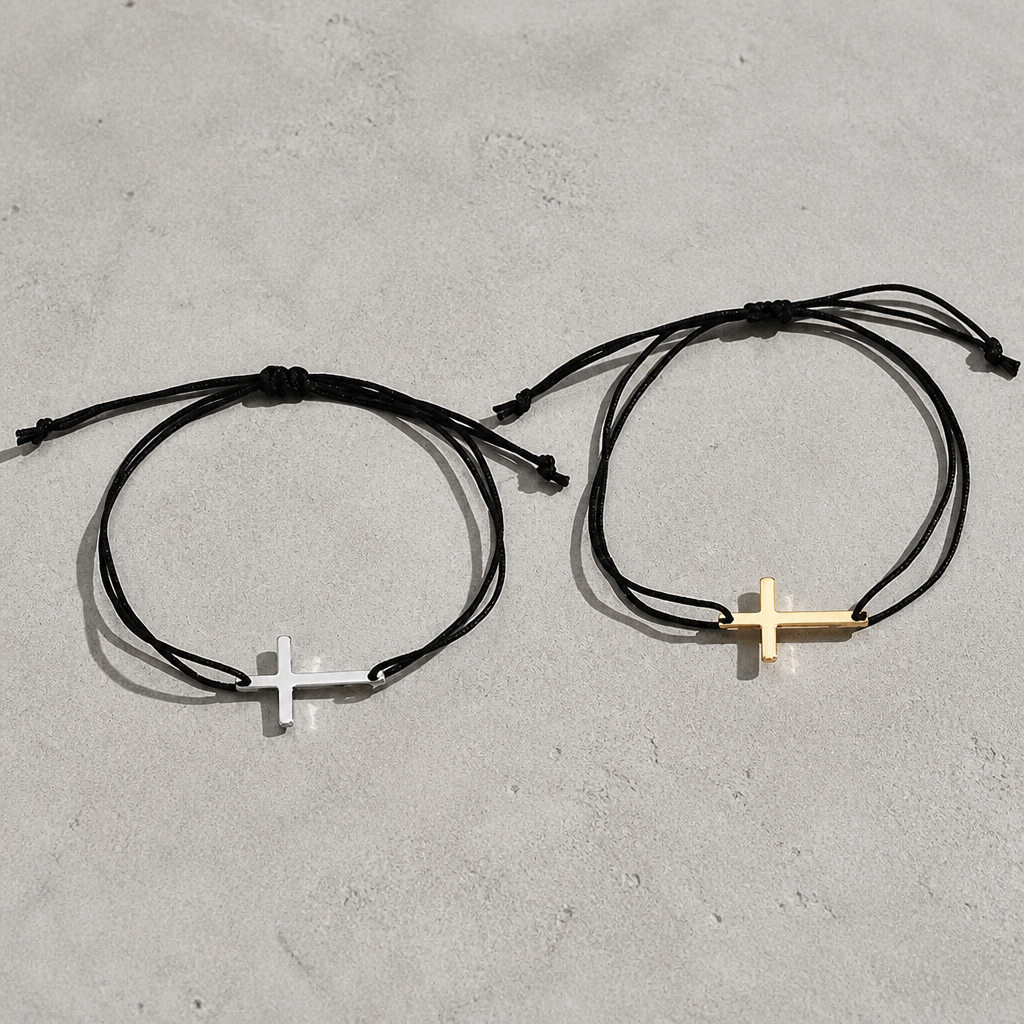 Duo de bracelets croix vu de dessus, nœuds coulissants visibles
