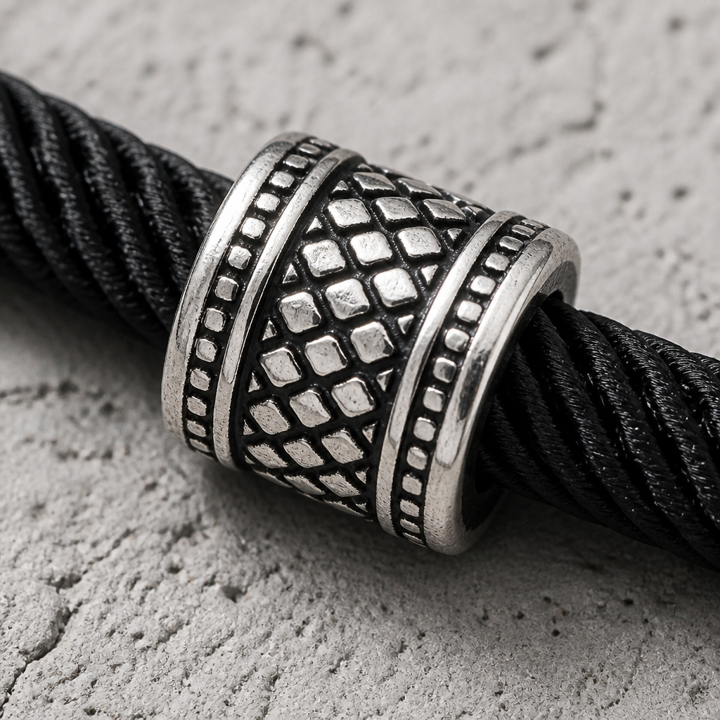 Détail du motif gravé en creux sur la bague d'acier coulissante