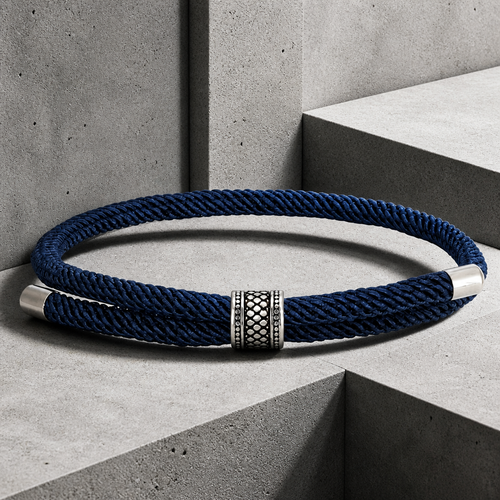 Version bleu marine du cordon tressé, bague coulissante et embouts polis