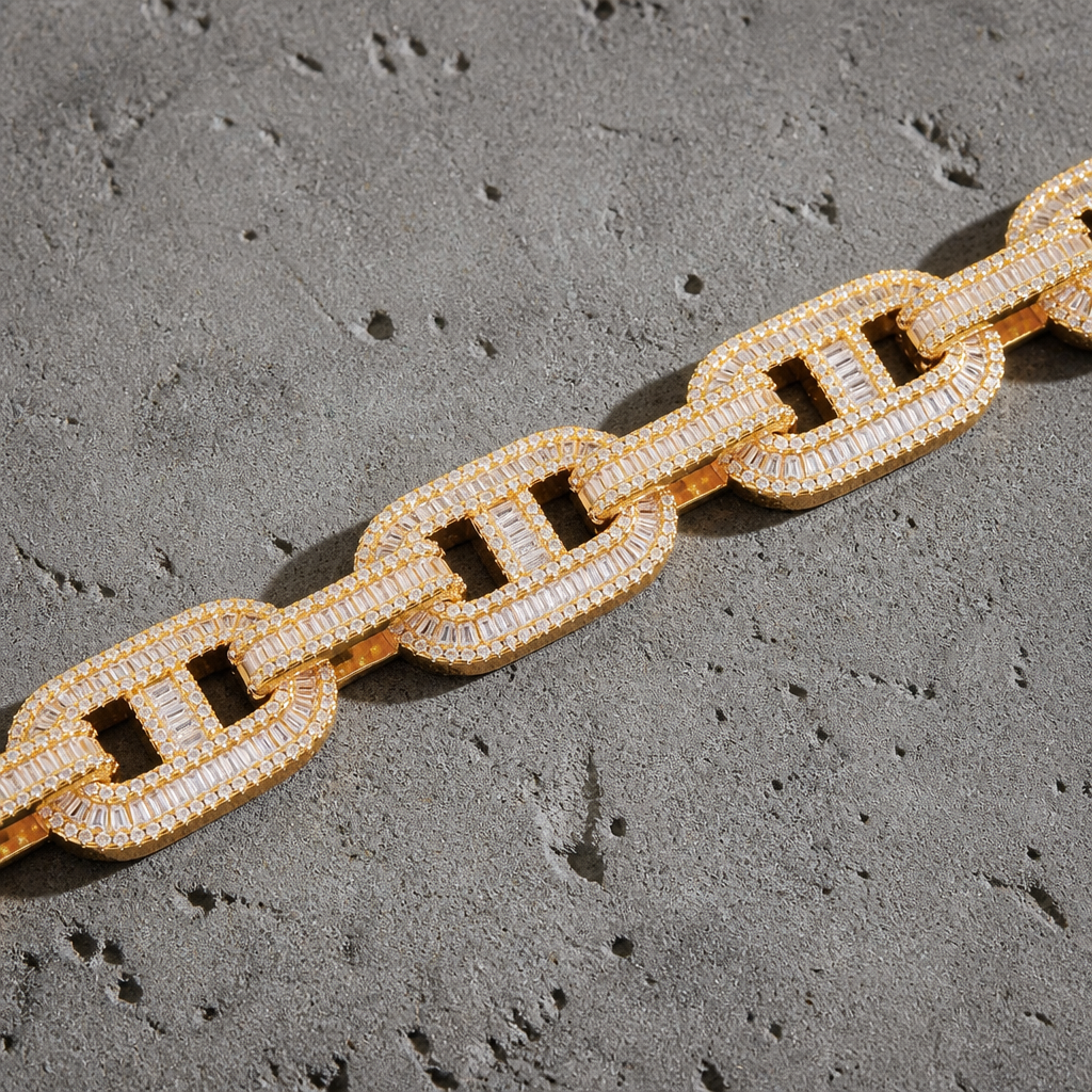 Maillons grain de café pavés de baguettes sur un bracelet homme doré