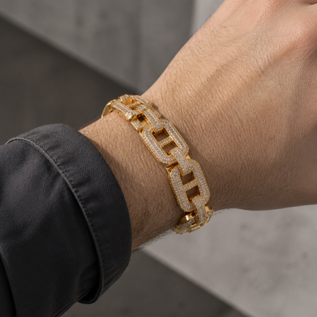 Bracelet grain de café large doré porté au poignet d'un homme