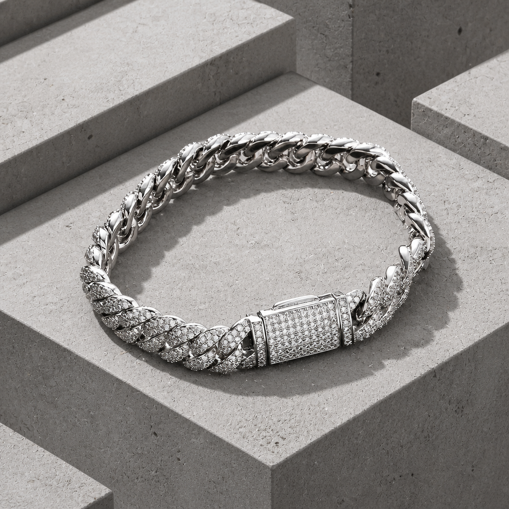 Maille cubaine double rang argentée entièrement pavée, sur un bloc de béton