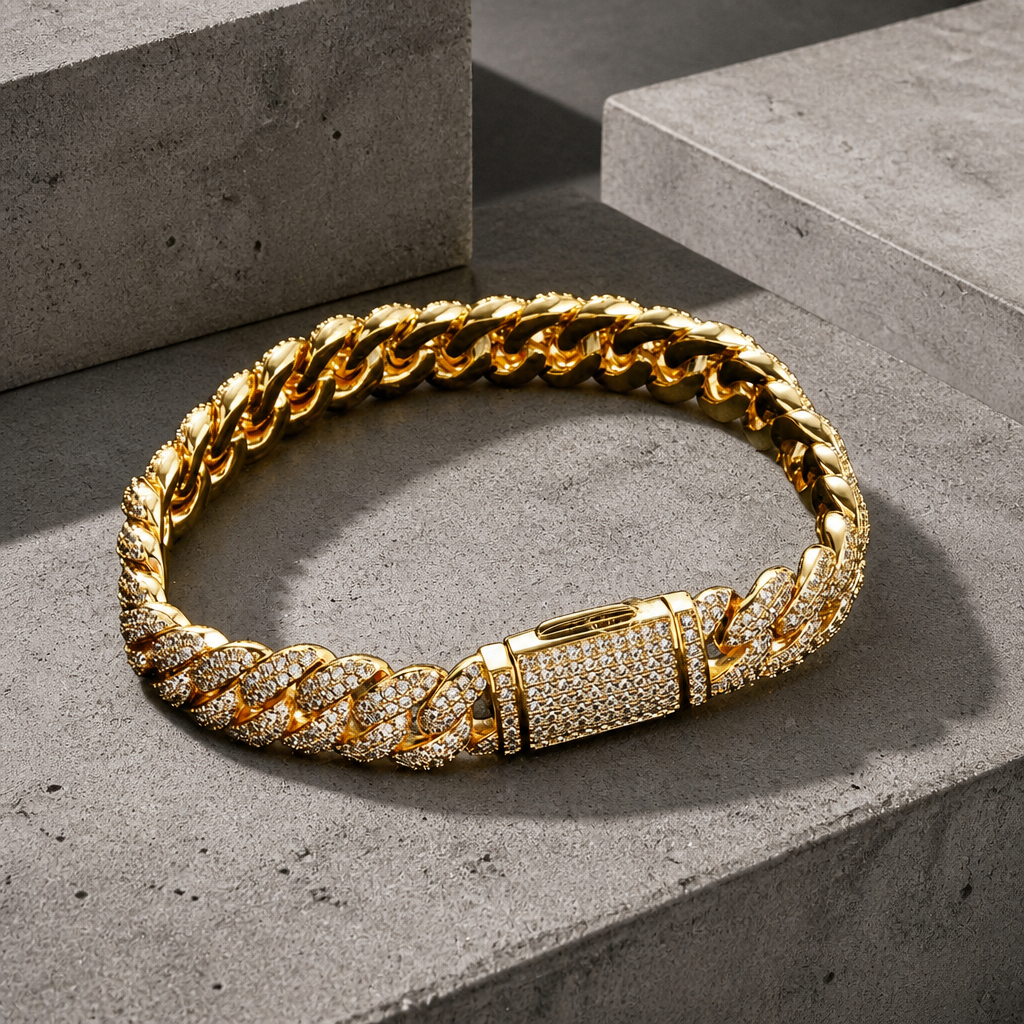 Bracelet homme gros poignet en maille cubaine double rang dorée, posé sur du béton