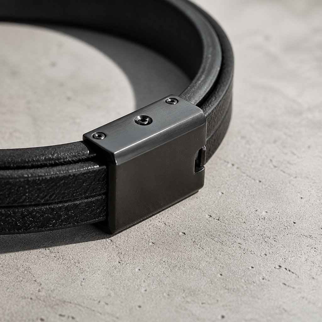 Fermoir à clip en acier du bracelet homme en cuir noir, vue macro