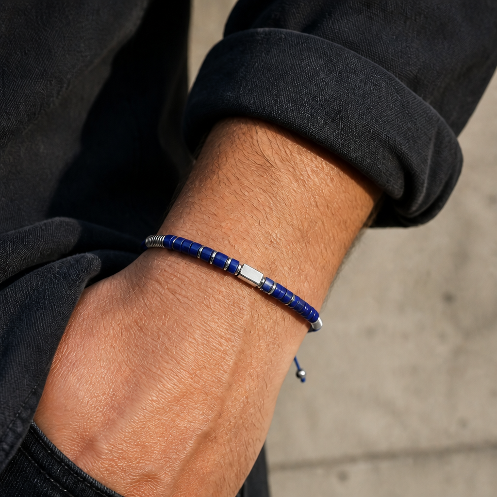 Bracelet lapis-lazuli finition argent porté au poignet d'un homme