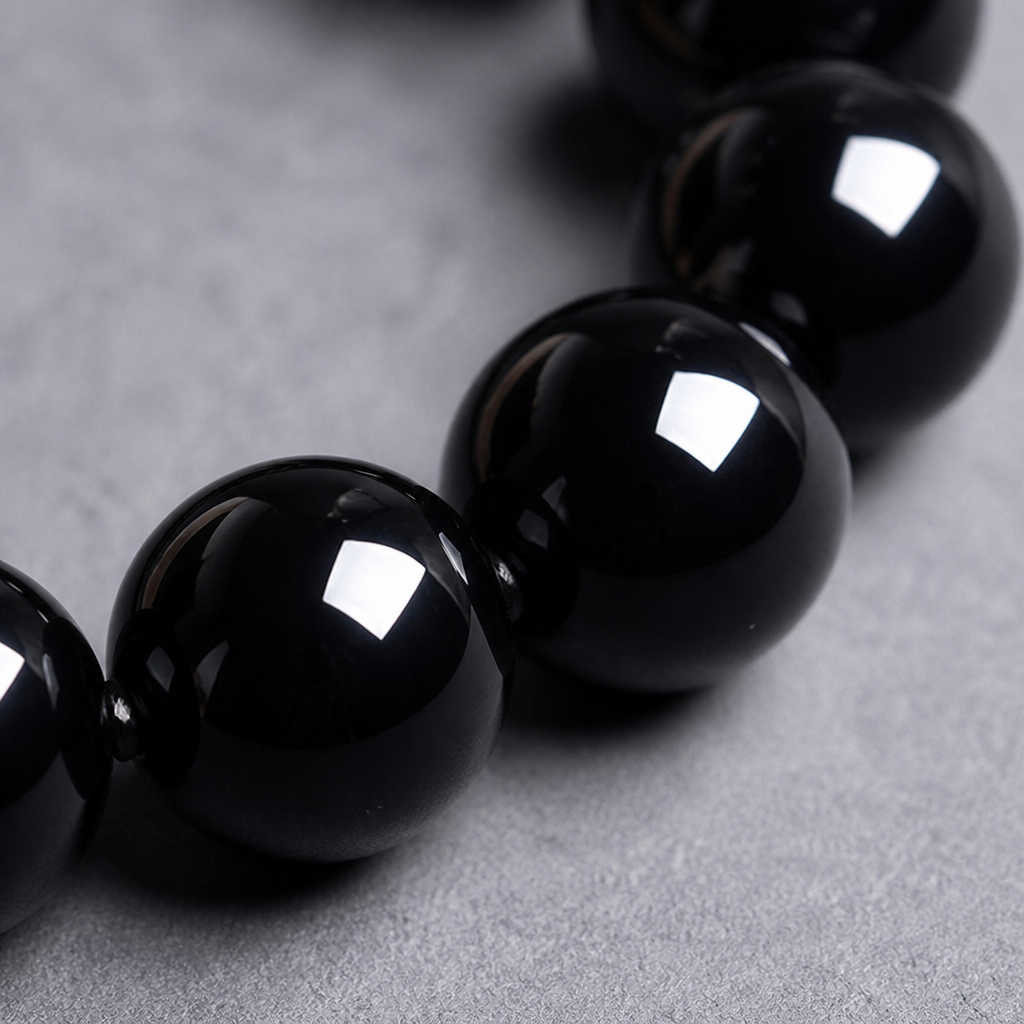 Macro des perles d'obsidienne noire lustrées