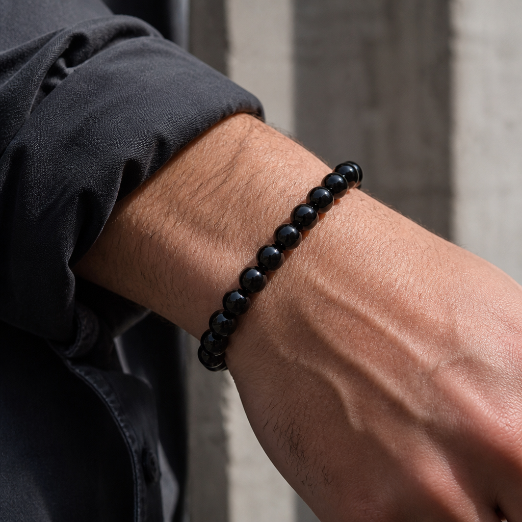 Bracelet obsidienne noire porté au poignet d'un homme