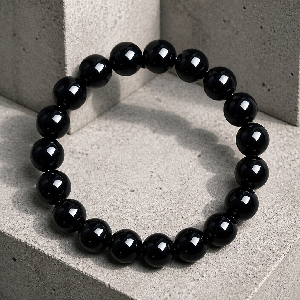 Bracelet homme obsidienne noire, perles rondes, sur béton