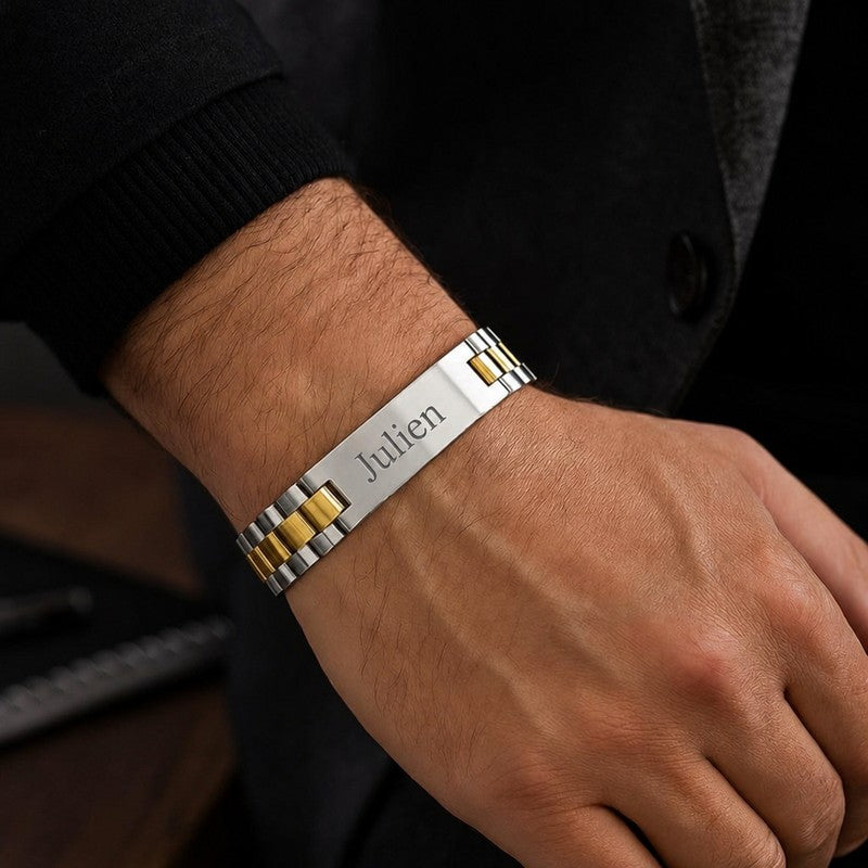Bracelet homme or et argent porté au poignet, plaque brossée gravée