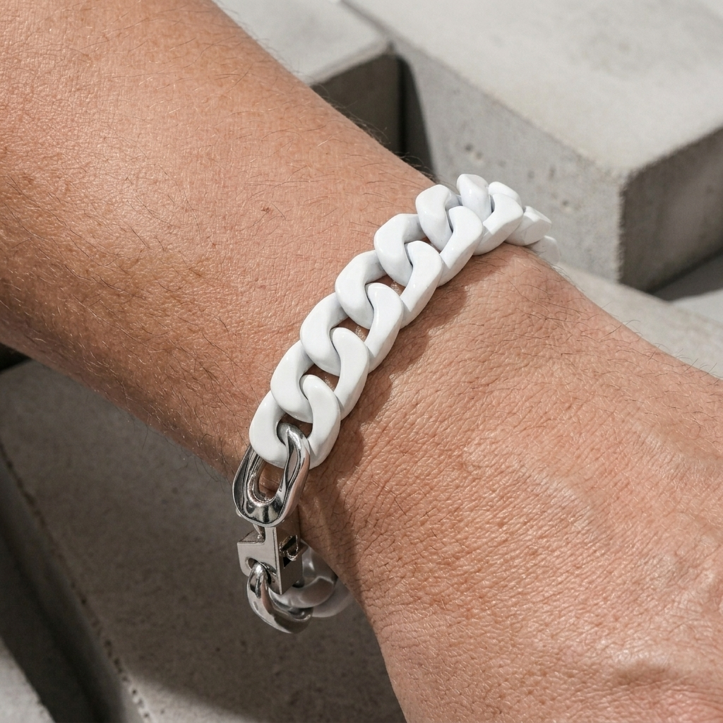 Maille cubaine laquée blanche portée au poignet d'un homme