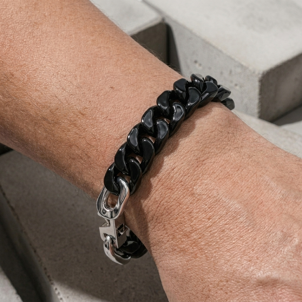 Maille cubaine laquée noire portée au poignet d'un homme