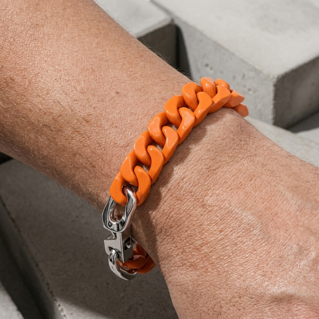 Bracelet homme orange porté au poignet, maille cubaine laquée