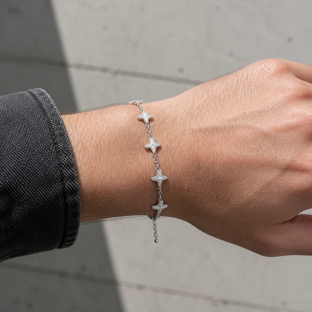 Bracelet à étoiles argentées porté au poignet