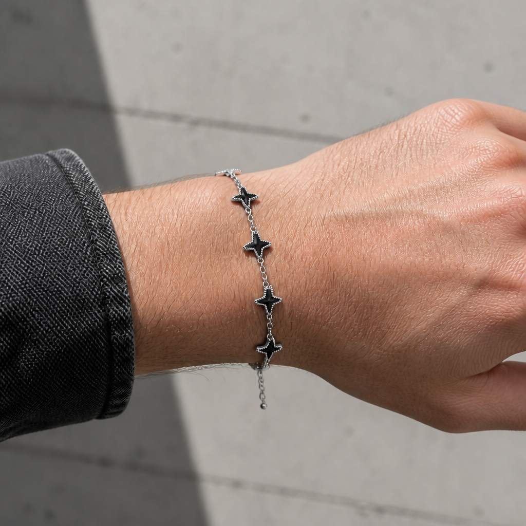 Bracelet à étoiles noires porté au poignet