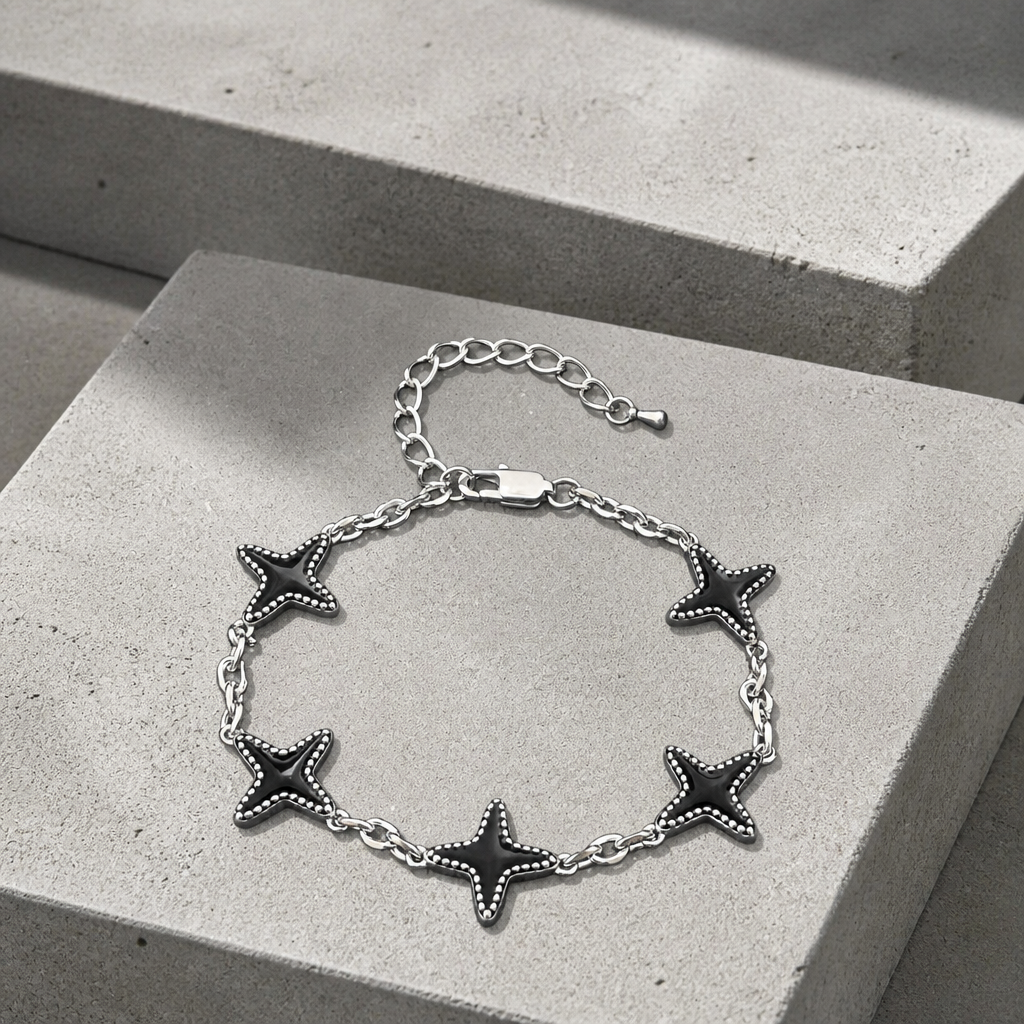 Bracelet homme original à étoiles noires sur chaîne argentée